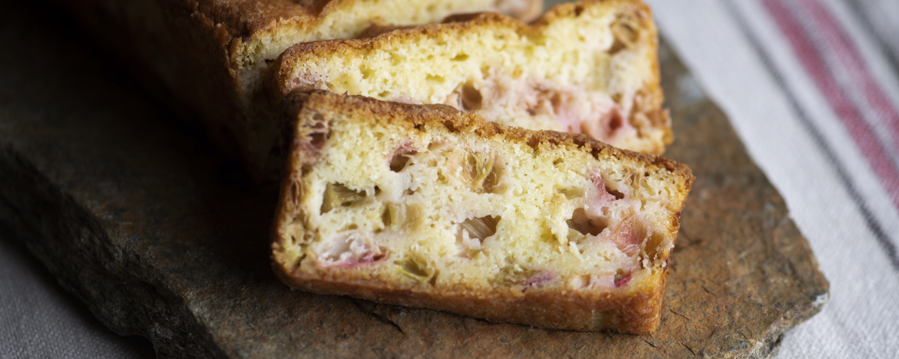 Rhabarbercake mit Vanillesauce | graubündenVIVA