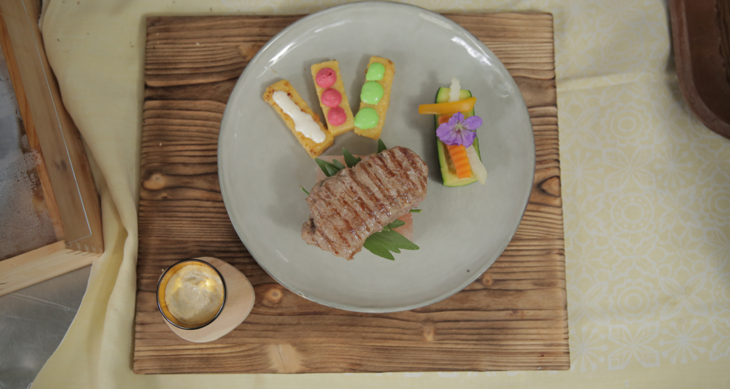 Einheimisches Rind mit Steinpilz Pannacotta, Gemüseschiffli und Polenta Kroketten