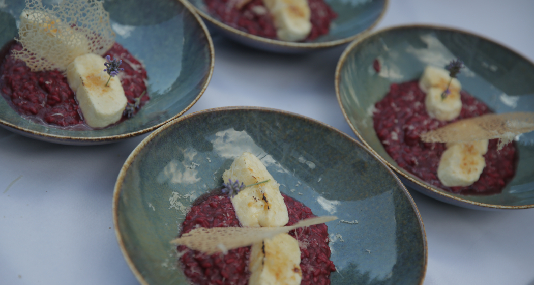 Randen-Risotto mit hausgemachtem Frischkäse und Koralle | graubündenVIVA