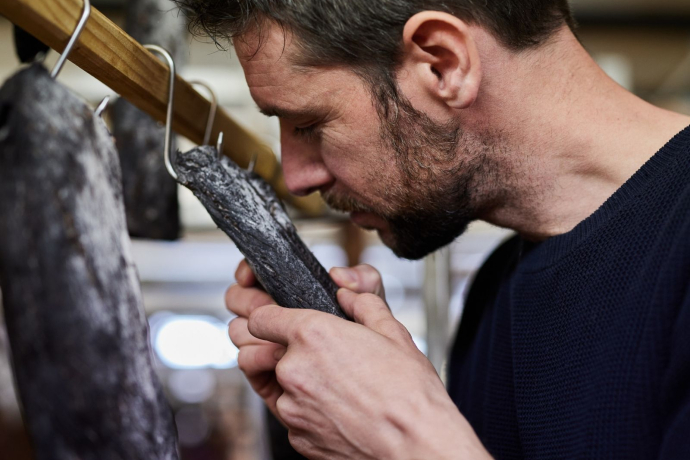 Adrian Hirt bei der Qualitätskontrolle Adrian Hirt bei der Qualitätskontrolle