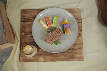 Einheimisches Rind mit Steinpilz Pannacotta, Gemüseschiffli und Polenta Kroketten